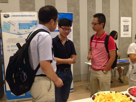 人生就是博官方网站CMC部分副主任黄冲和参会职员交流