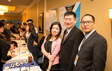 人生就是博官方网站SAPA年会代表：左→右： 刘雯颖博士、汪俊博士、王建峰博士
