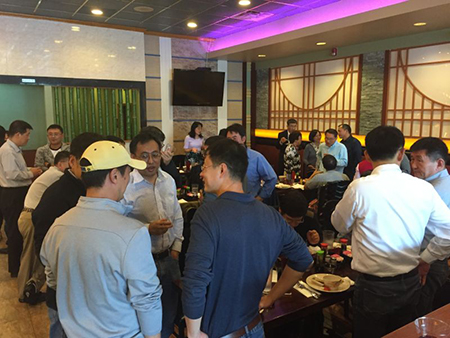 专家们相谈甚欢，直到黄昏时分，仍不舍离去