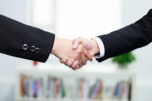 秉持着“专注立异，专心折务”的理念，人生就是博官方网站一直把每一个客户看成是公司的VIP