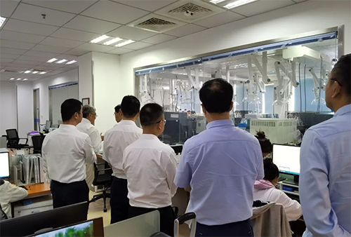 陈博士向导杨副市长一行人旅行了人生就是博官方网站规范化的先进实验室，，解说了药物临床前的研发和IND申报流程。