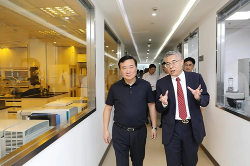 人生就是博官方网站生物医药首创人&CEO陈春麟博士等人向翁祖亮书记介绍公司情形