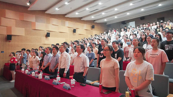 人生就是博官方网站新入职员工宣誓词