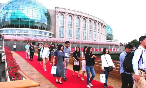 晚宴伊始，前来加入晚宴的嘉宾们纷纷踏上红毯，前往码头