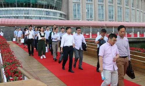 晚宴伊始，前来加入晚宴的嘉宾们纷纷踏上红毯，前往码头